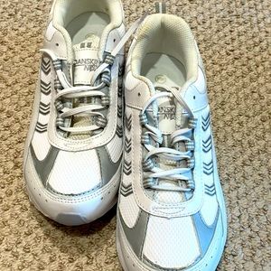 Women’s Wide width Sneakers